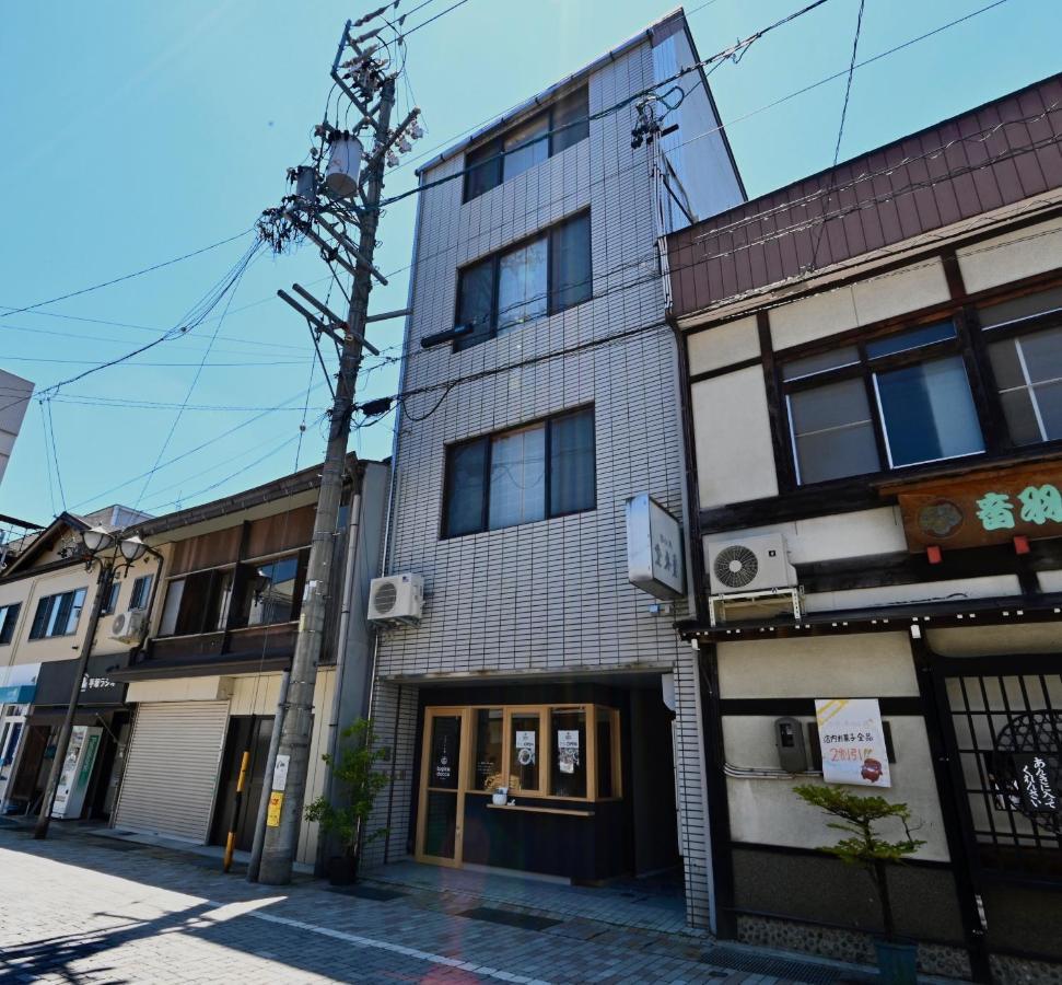 Manabi-Stay Takayama Sakura 提携駐車場利用可 古い町並みまで徒歩1分 最大9名宿泊可能な一等地で人工温泉を楽しむ Kültér fotó
