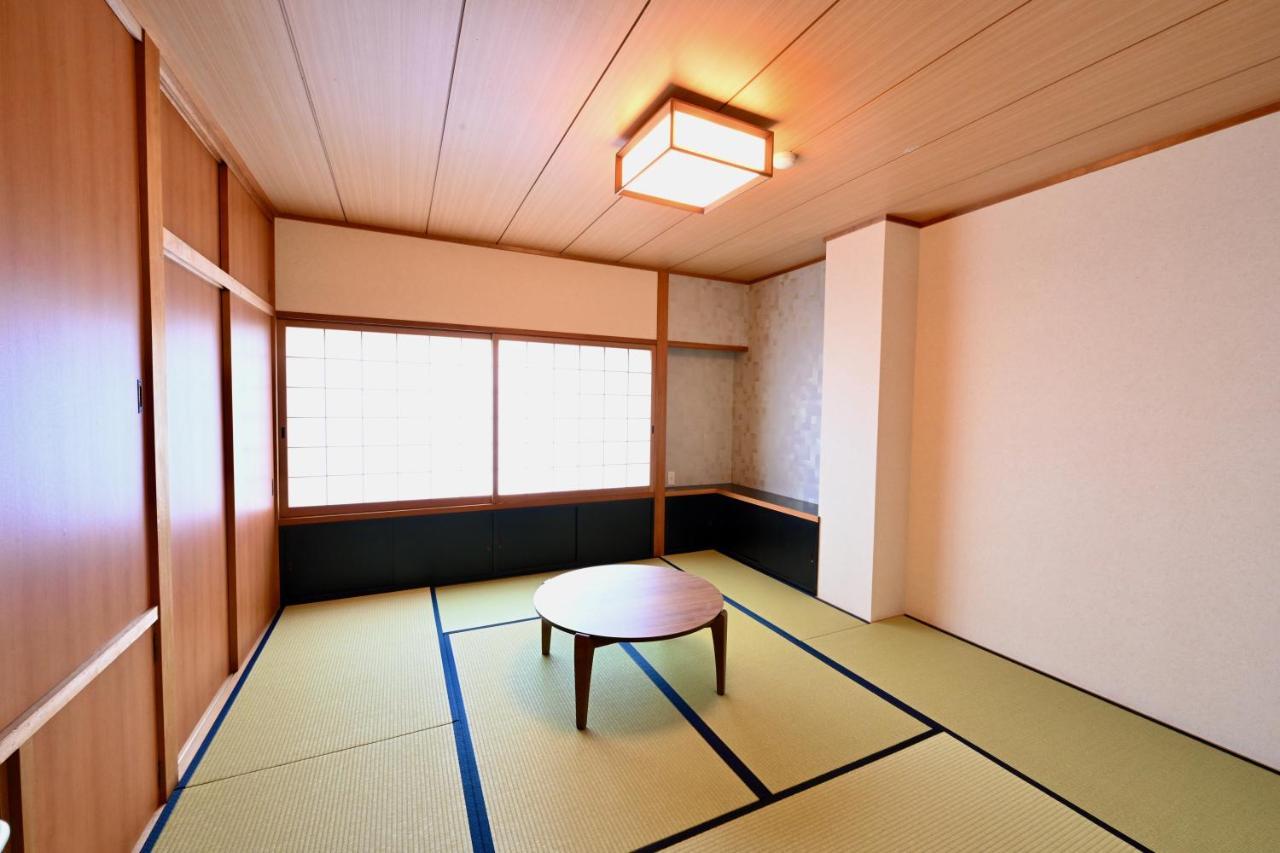 Manabi-Stay Takayama Sakura 提携駐車場利用可 古い町並みまで徒歩1分 最大9名宿泊可能な一等地で人工温泉を楽しむ Kültér fotó