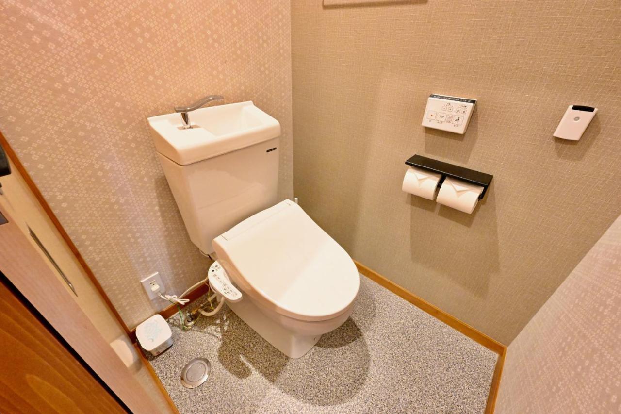 Manabi-Stay Takayama Sakura 提携駐車場利用可 古い町並みまで徒歩1分 最大9名宿泊可能な一等地で人工温泉を楽しむ Kültér fotó