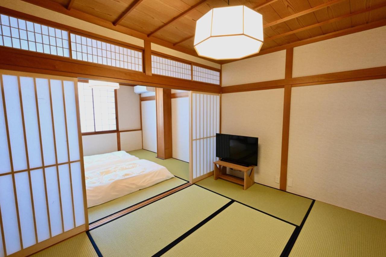 Manabi-Stay Takayama Sakura 提携駐車場利用可 古い町並みまで徒歩1分 最大9名宿泊可能な一等地で人工温泉を楽しむ Kültér fotó